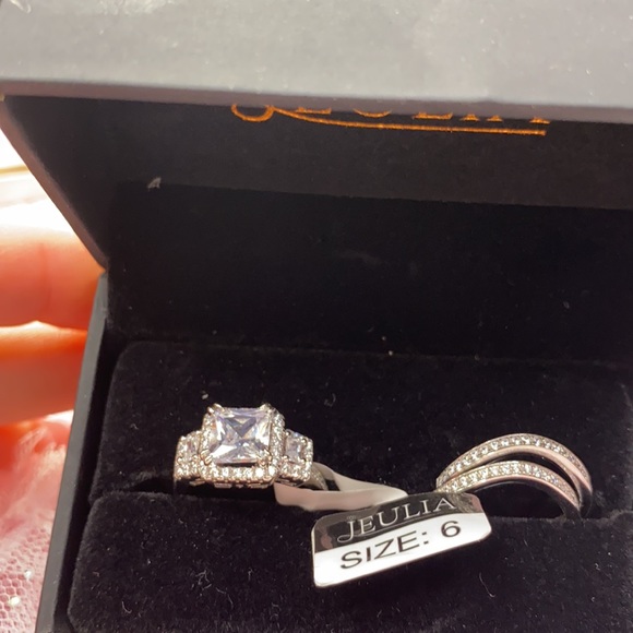 Beautiful Bridal Set in Platinum The Best Quality in Simulated Diamonds! 💎 💍 - Picture 6 of 6